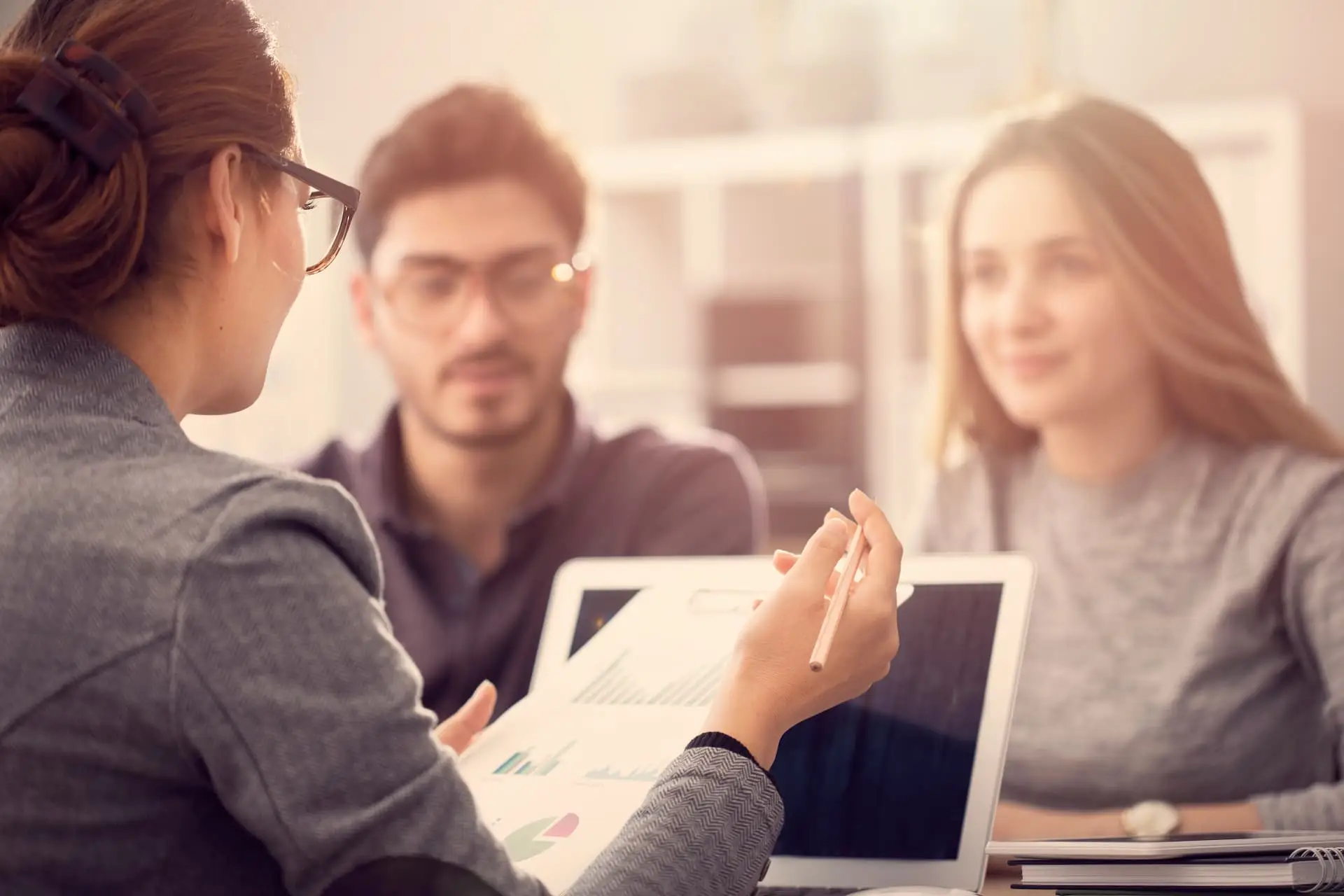 etudiante de sully business school marseille devant son enseignante